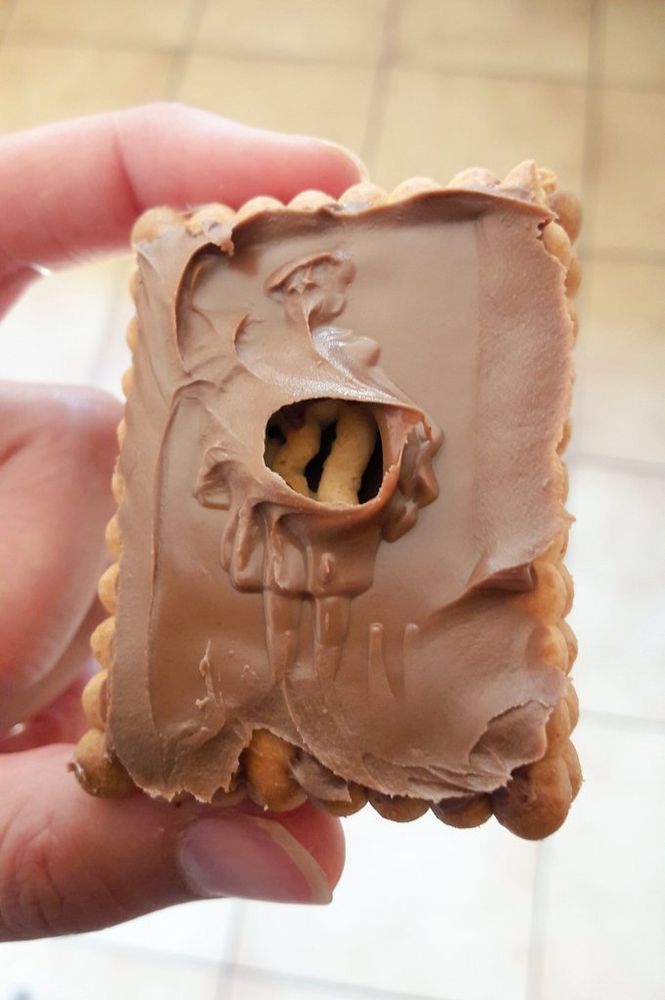 Biscuit Petit Écolier dont l'enfant en chocolat a fondu révélant la structure du biscuit en dessous, comme des os