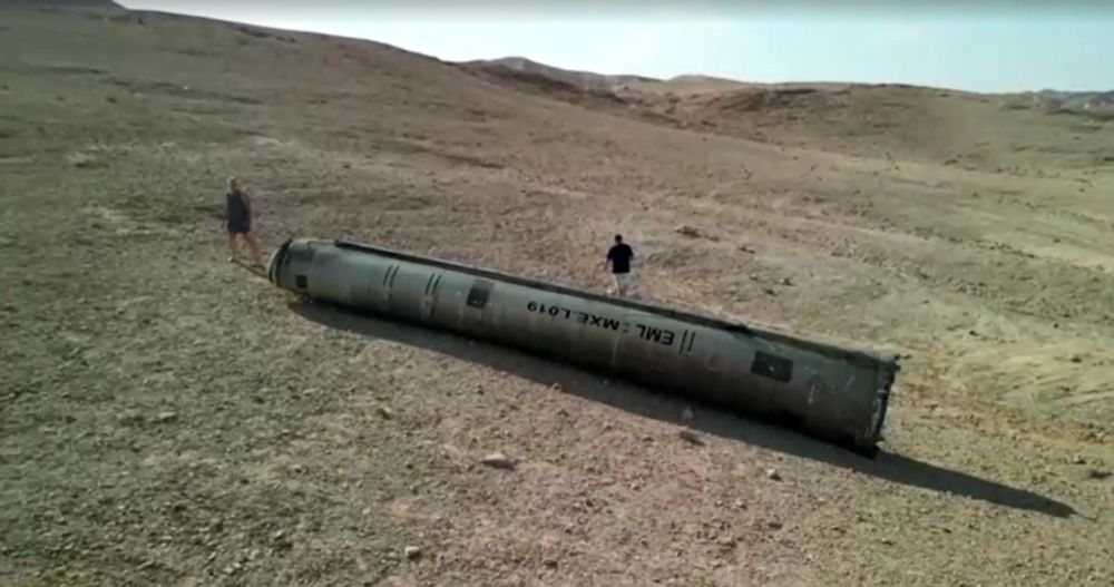 Vídeo mostra destroços de míssil balístico em Israel após ataque do Irã; veja | CNN Brasil