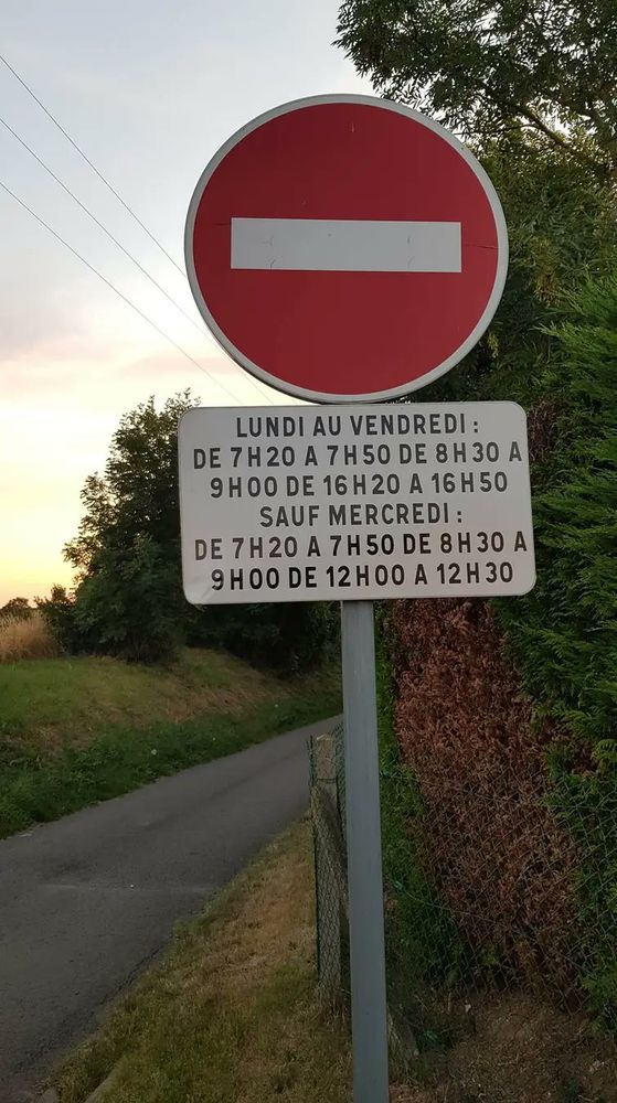 Panneau sans interdit avec interdiction à certaines heures