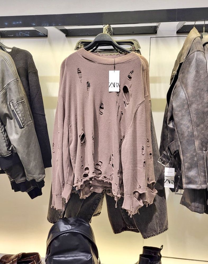 Pull troué Zara en vitrine