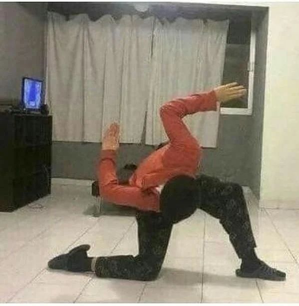 Photo d'une personne qui se contorsionne en forme de croix gammée