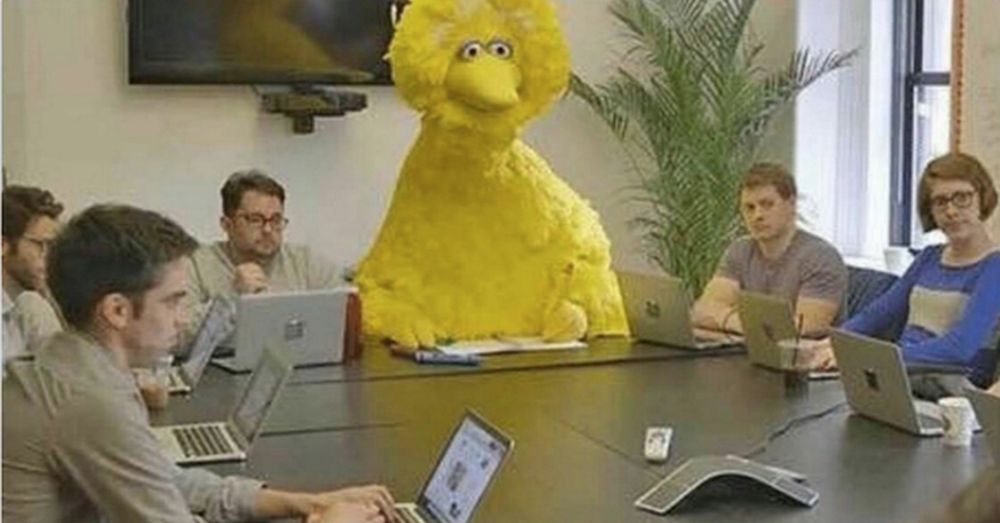 Peluche mascotte à une réunion de bureau sérieuse