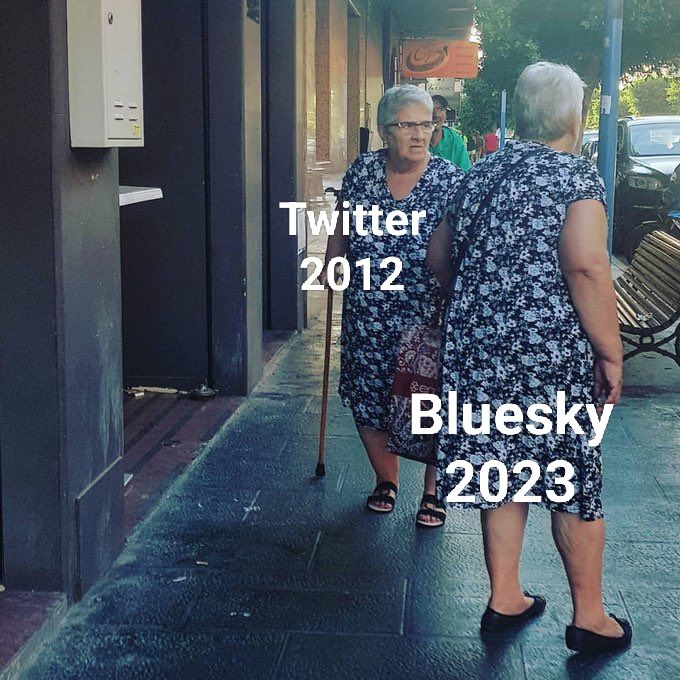 Meme des deux grands mères qui se rencontrent dans la rue avec la même robe