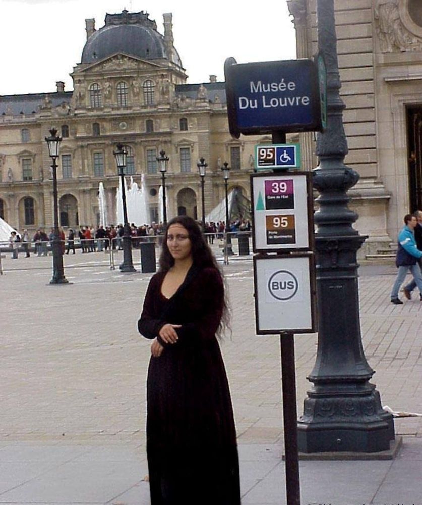 Photo d'une femme ressemblant à la Joconde devant l'arrêt de bus du musée du Louvre