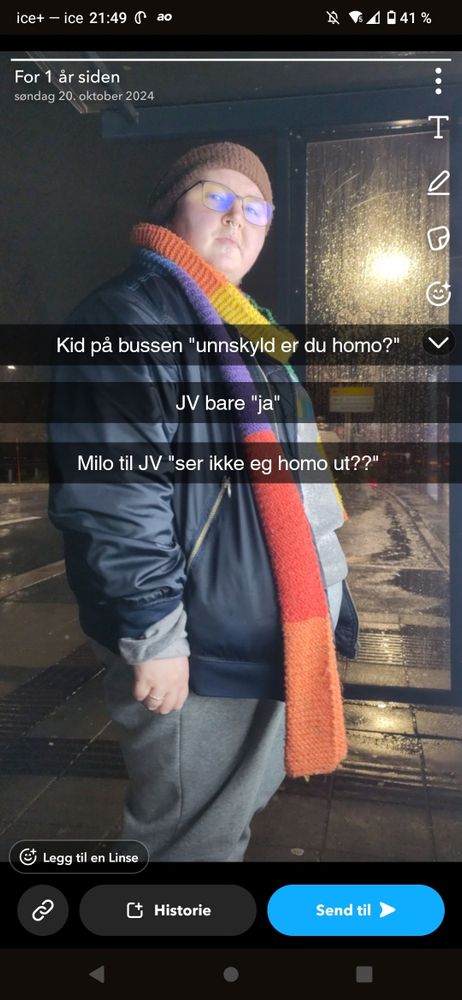 Bilde av min ektefelle Jane-Victorius ser mot kamerat har på regnbuesjerf. Tekst oppå bilde:

Kid på bussen "unnskyld er du homo?" 
JV bare "ja" 
Milo til JV "ser ikke eg homo ut??"
