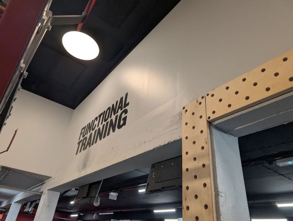 Le mur de la salle de fitness avec le texte « functional training »