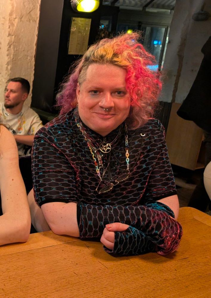Photo de moi, t-shirt à trou reflechissant, side cut, cheveux multicolores, collier étrangleur