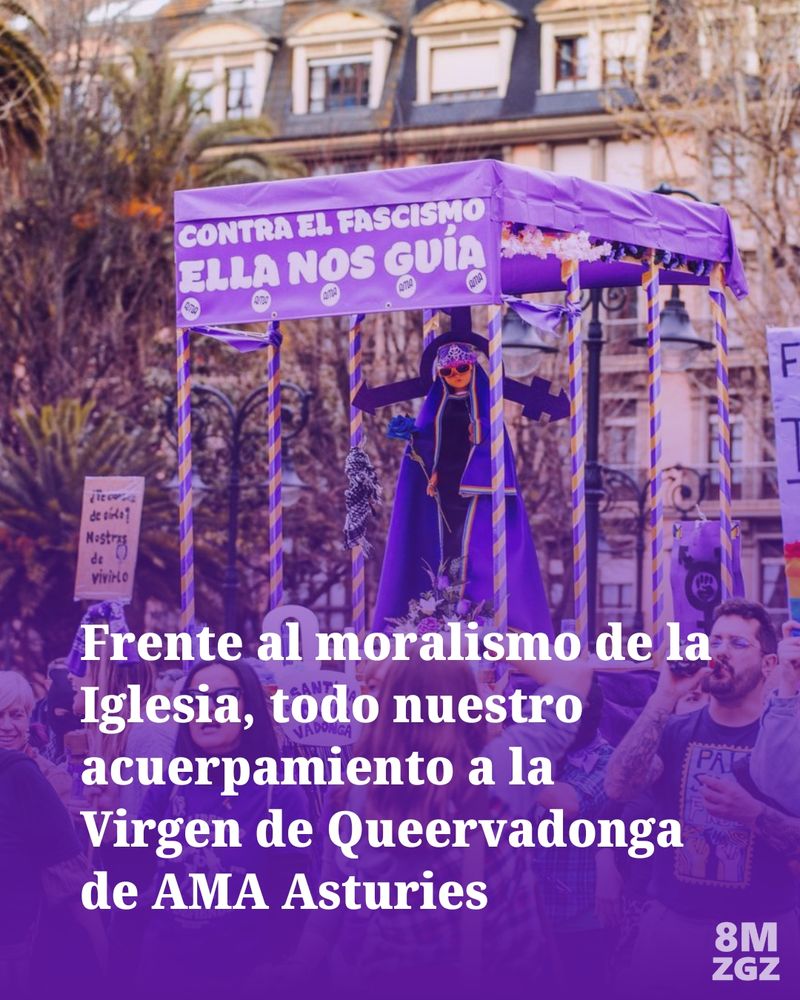 En la imagen se ve una santina vestida de morado con un acabado con los colores lgbtbq+, la santina, porta el símbolo transfeminista. En el texto de la imagen pone: " Frente al moralismo de la Iglesia, todo nuestro acuerpamiento a la Virgen de Queervadonga de AMA Asturies". 