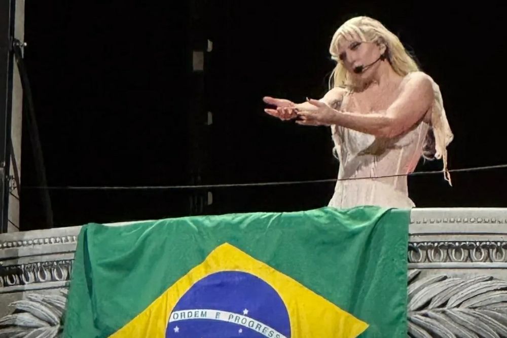 Gaga imitando a Margateh Menezes, oferecendo um pedaço de ar pro público.