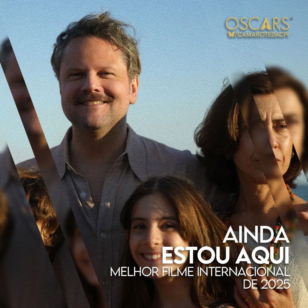 Imagem do filme Ainda Estou Aqui, vencedor do Oscar de Melhor Filme Internacional de 2025. Em primeiro plano, uma menina sorri para a câmera, enquanto ao fundo, Selton Mello aparece sorrindo levemente e Fernanda Torres exibe uma expressão séria. O céu azul e a iluminação suave criam um clima nostálgico. A imagem possui um efeito gráfico com faixas diagonais e a logo "Oscars / Camarote da CPI" no canto superior direito.
