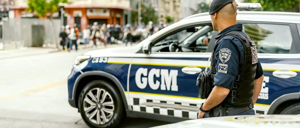 GCM ao lado de sua viatura em São Paulo