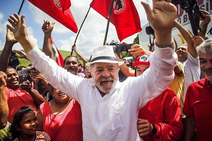 Lula caminhando com militantes do MST