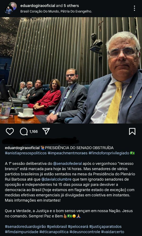 Imagem publicada no Instagram pelo senador Eduardo Girão mostra um grupo de parlamentares sentados na mesa da presidência do plenário do Senado Federal, em um ato de protesto. A foto foi tirada de ângulo baixo, com destaque para Girão em primeiro plano, olhando sério para a câmera, ao lado de outros senadores, incluindo mulheres e homens de diferentes partidos. Ao fundo, a parede de ripas metálicas e a escultura negra de Rui Barbosa reforçam que o registro ocorreu no plenário principal do Senado.
Na legenda, Eduardo Girão afirma:
“PRESIDÊNCIA DO SENADO OBSTRUÍDA”, seguida das hashtags #anistiapresospoliticos #impeachmentmoraes #fimdoforoprivilegiado e um emoji da bandeira do Brasil.
Ele relata que a primeira sessão deliberativa do Senado após o “recesso branco” está marcada para as 14h, mas que senadores de oposição e independentes já ocupam a mesa da presidência como forma de protesto contra o presidente do Senado, Rodrigo Pacheco, e especialmente contra Davi Alcolumbre, por ignorar os pedidos da oposição. Girão alega que o país está em “flagrante estado de exceção” e que medidas emergenciais seriam anunciadas em breve.
A legenda termina com uma invocação religiosa:
“Que a Verdade, a Justiça e o bom senso vençam em nossa Nação. Jesus no comando. Sempre! Paz e Bem”, acompanhada de emojis religiosos e patrióticos.
O post ecoa o tom golpista e conspiratório de setores bolsonaristas, com críticas ao STF, pedidos de impeachment de Alexandre de Moraes e defesa de anistia a presos dos atos antidemocráticos.
