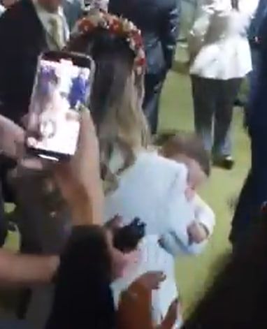 Julia Zanatta carregando a filha de 4 meses no colo para bloquear os trabalhos da Câmara dos Deputados