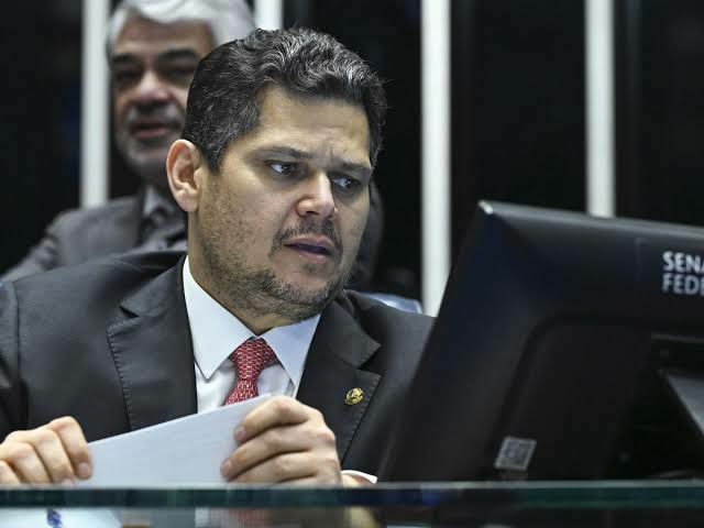 Alcolumbre olhando pra tela do computador do Senado, assustado. Serase é filme de terror?