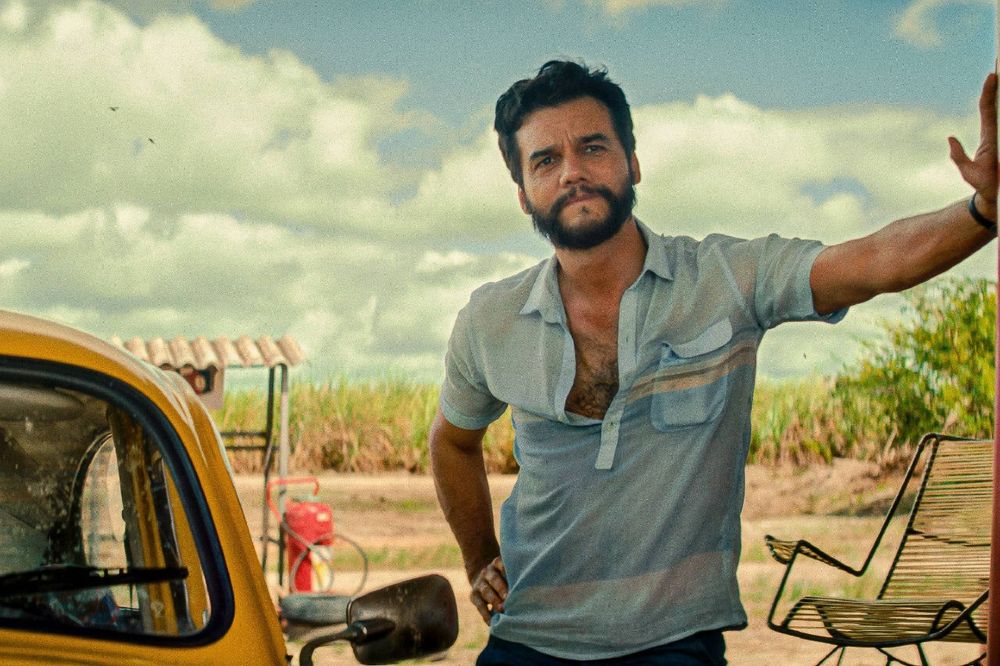Wagner Moura sendo perfeito com o peito à mostra em cena de O Agente Secreto