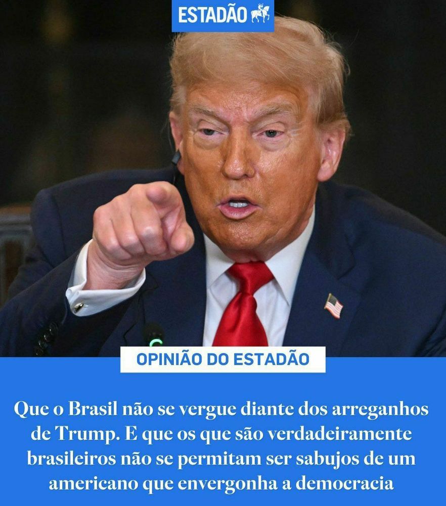 Card do jornal Estadão com foto de Donald Trump apontando o dedo para frente, com expressão dura. No topo da imagem há o logotipo do Estadão e, abaixo, em destaque, lê-se “OPINIÃO DO ESTADÃO”. Abaixo disso, em letras brancas sobre fundo azul, está a frase: “Que o Brasil não se vergue diante dos arreganhos de Trump. E que os que são verdadeiramente brasileiros não se permitam ser sabujos de um americano que envergonha a democracia”.