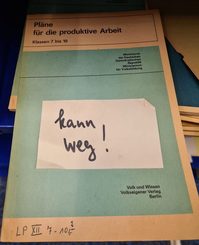 Fotografie einer Broschüre "Pläne für die produktive Arbeit, Klassen 7 bis 10", VEB Volk und Wissen, mit Post-it: "kann weg!"