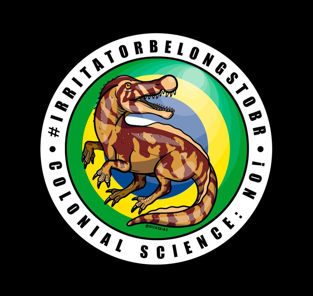 Ilustração do Irritator challengeri, feita pelo @lucaskias. O irritator é um dinossauro de porte médio (com comprimento de aproximadamente 5 a 6 metros e altura de até 2 metros), com cabeça alongada que guarda semelhanças com a cabeça de um crocodilo, patas posteriores bem desenvolvidas e uma cauda longa e forte. Ele possui uma crista protuberante acima da cabeça e tem as narinas bem à frente dos olhos. Ele tem coloração marrom claro, com faixas em um outro tom de marrom (mais escuro). Ao fundo estão as cores da bandeira do Brasil (verde, amarelo, azul e uma faixa branca). Do lado "de fora" da ilustração em formato circular há os dizeres: 

" #IrritatorBelongstoBR · Colonial Science: NO! "