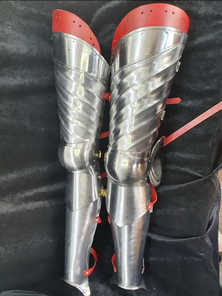 Example English-style leg harnesses made by Steve Lunn. The cuisses (upper leg armour) have prominent barley twists on them, which are characteristic of English plate.