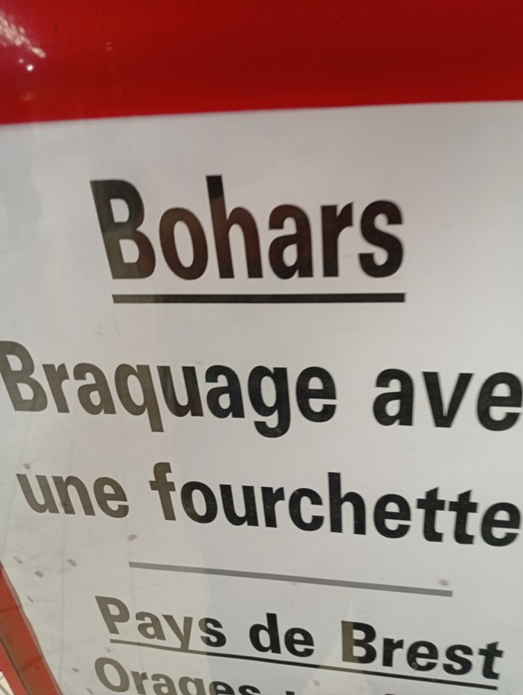 Une du quotidien local : Bohars : Braquage avec une fourchette
Chose à laquelle je réponds, en texte : 
"Vous me faites marrer, avec vos faits divers.
Chez moi, c'est du niveau GTA, limite favela, boys in the hood style. 
Quand je dis que malgré mon mètre 96 j'ai peur de sortir, je rigole pas."
