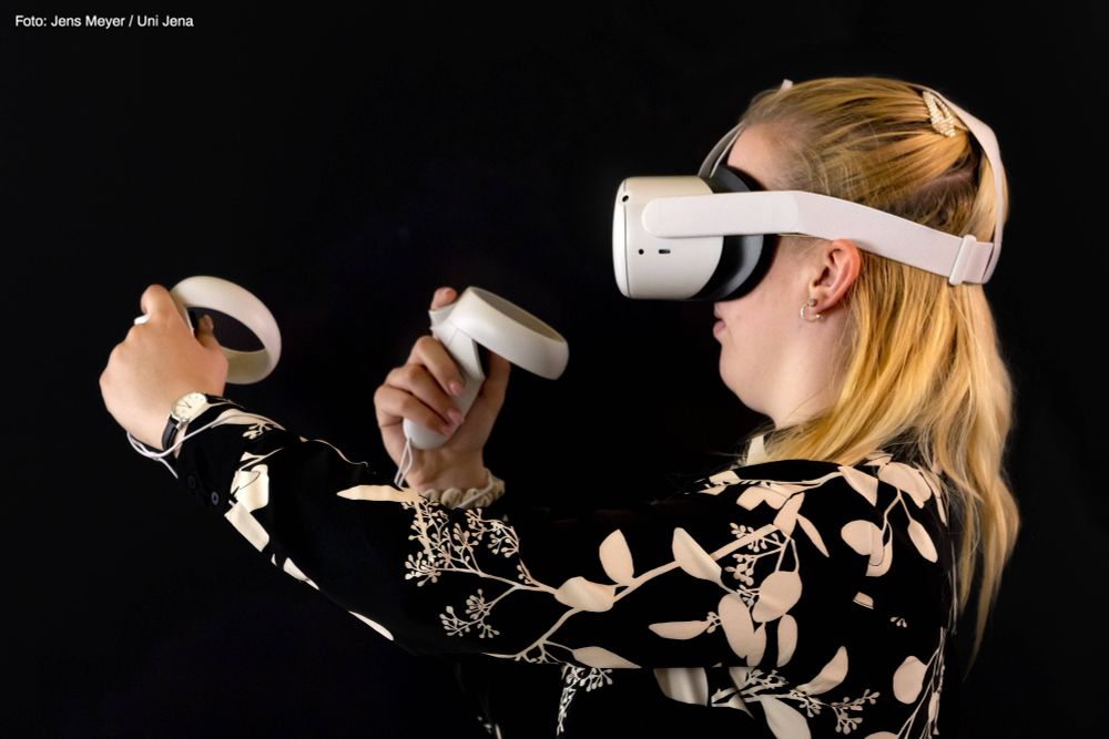 Eine Studentin testet eine VR-Brille am Lehrstuhl für Schulpädagogik und Unterrichtsforschung der Uni Jena. Foto: Jens Meyer / Uni Jena
