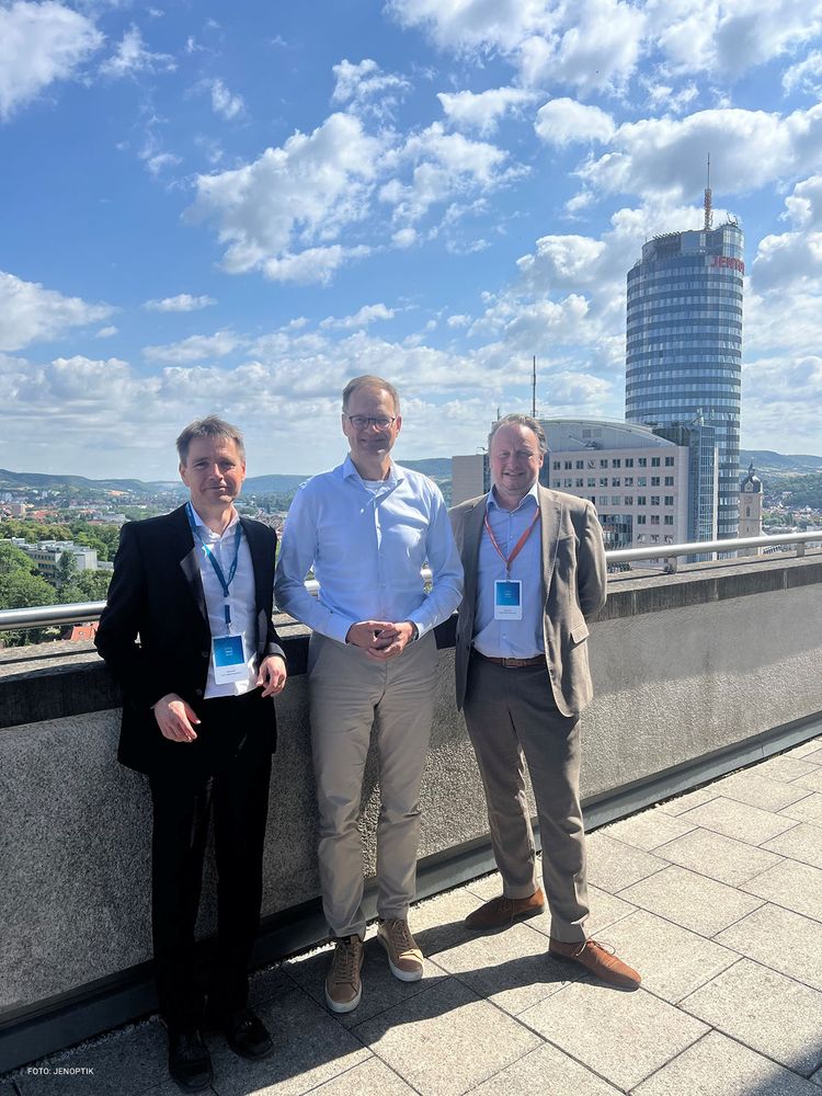 Our president, Prof. Dr Andreas Marx (on the right), and our vice president for research and innovation, Prof. Dr. Thomas Pertsch (on the left), met with Dr. Stefan Träger, CEO of Jenoptik, to discuss opportunities for closer cooperation.