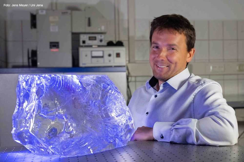 Prof. Dr.-Ing Lothar Wondraczek wurde für die Forschung zu Hybridgläsern geehrt. Foto: Jens Meyer / Uni Jena