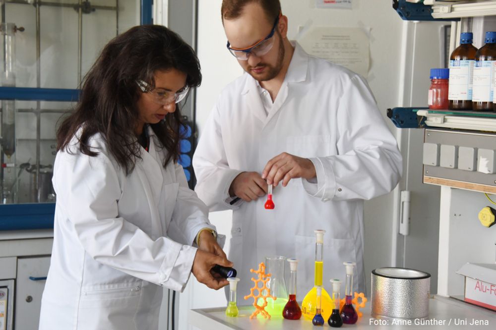 Prof. Dr. Kalina Pevena und ihr Doktorand Konrad Hotzel untersuchen im Labor funktionale Farbstoffe. Foto: Anne Günther / Uni Jena