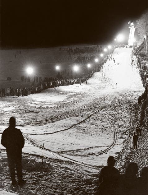 Schwarz-weiss Foto der Skischanze auf dem Uetliberg