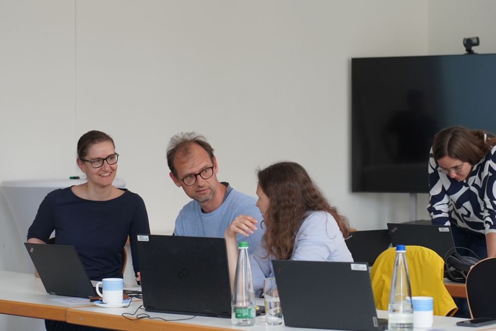 Forschende des LIfBi und des Statistischen Bundesamts tauschen sich im Workshop aus.