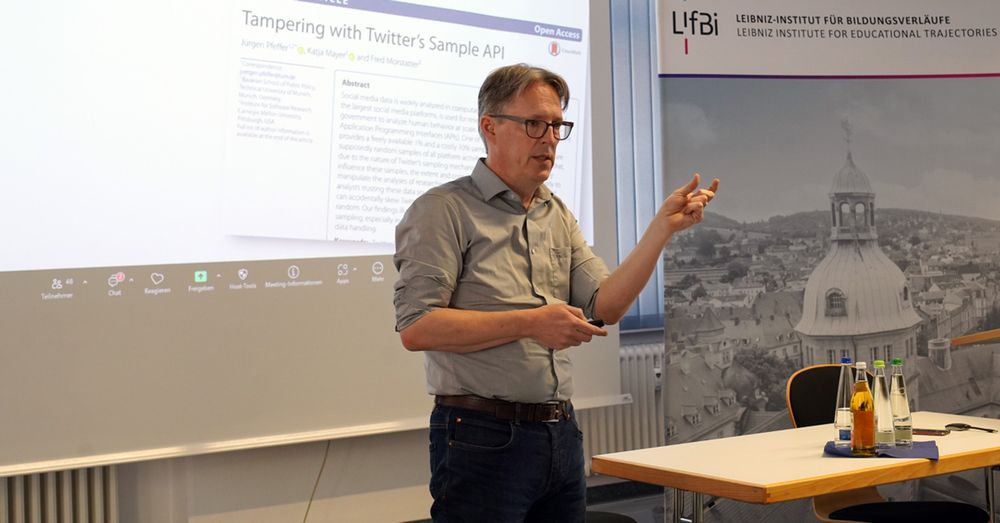Jürgen Pfeffer bei seinem Vortrag am LIfBi
