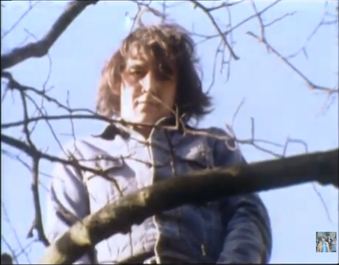 plano cercano del tio que mira desde lejos. creepy