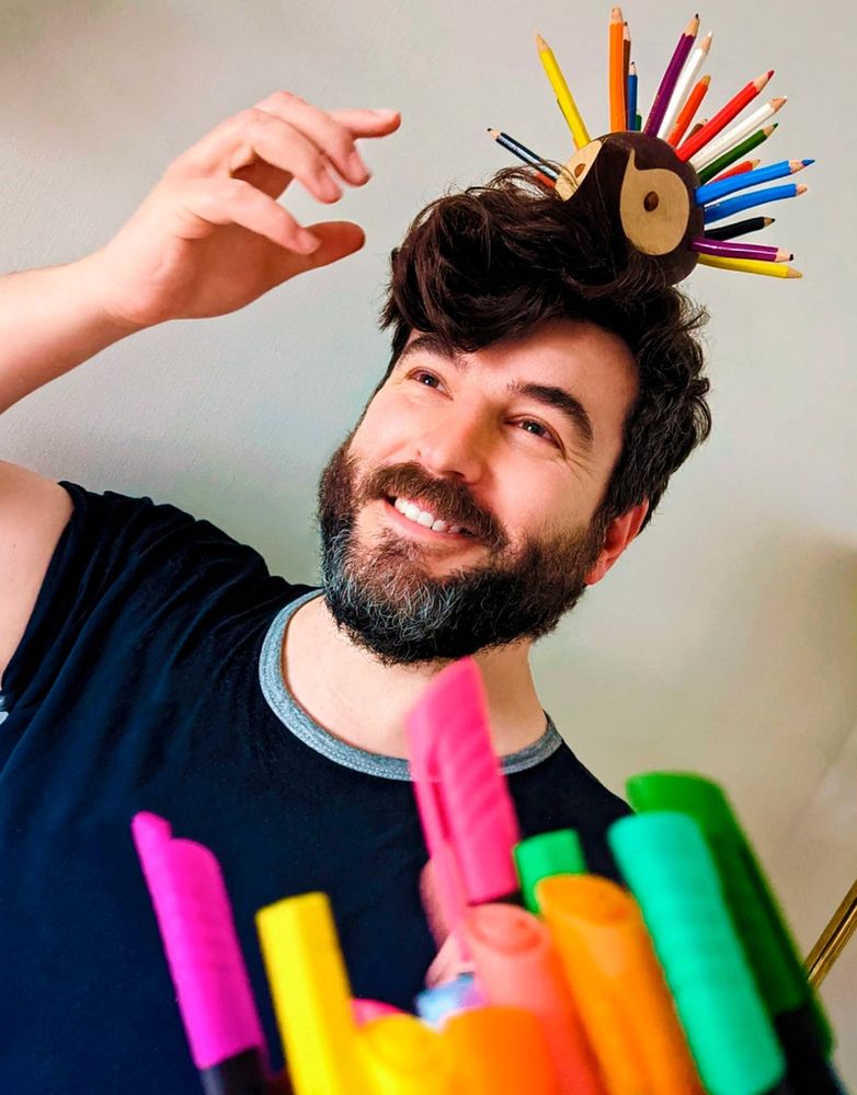 Dan | Mister Dantástico en una imagen en la que parece que dibuja pero de ilustrar no tiene ni idea