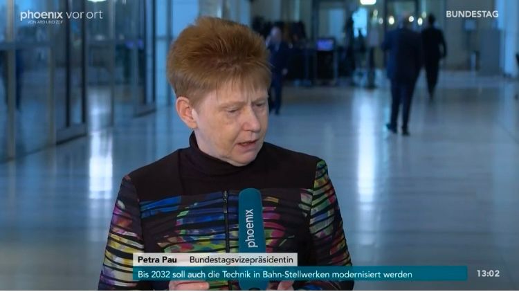 Petra Pau steht im Bundestags-Foyer im Gespräch mit Phoenix . 