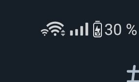 screenshot des icônes de ma barre de notification, il y a l'icône de batterie, l'icône de réseau, et l'icône de wifi avec à sa gauche un mini icône wifi 