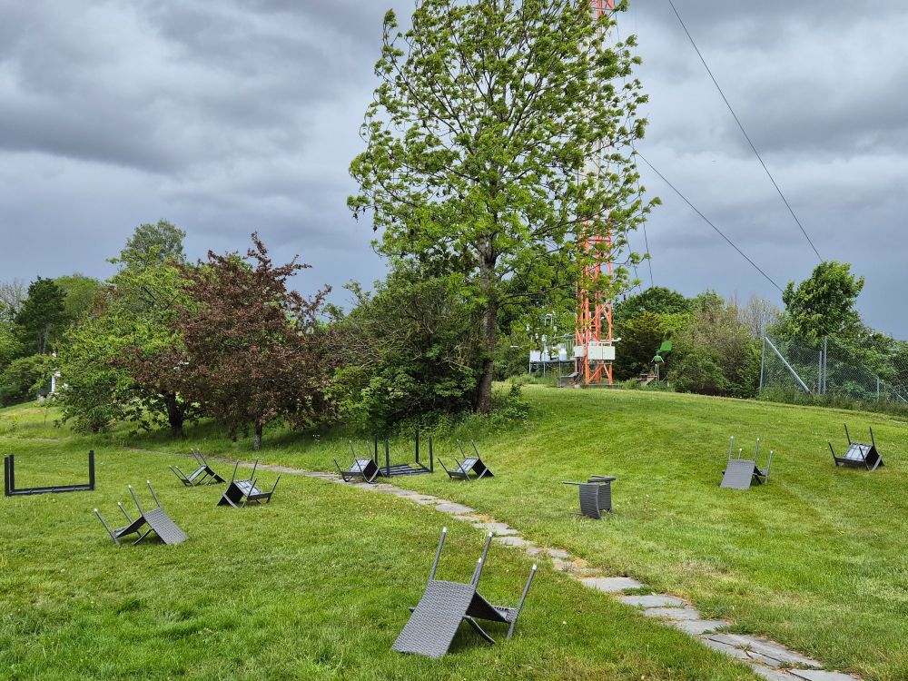 Utemøblene på Meteorologisk institutt ble tatt av vinden den 26. mai. Det ble målt vindkast på 20,5 m/s. Foto: MET. 