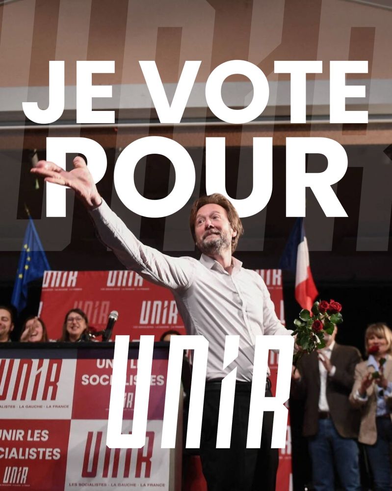 Une photo de Boris Vallaud lançant des roses à l'assistance à la fin d'un meeting. 
Je vote pour Unir en lettres blanches au premier plan. 