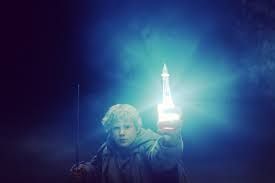 Sam (du Seigneur des Anneaux) brandit la fiole elfique donnée par Galadriel, qui contient la Lumière d'Earendil, pour faire reculer l'araignée géante