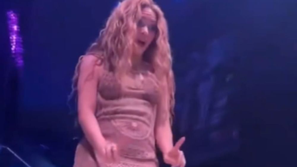 Shakira se baja del escenario después de que intentasen grabar por debajo de su vestido mientras bailaba en una fiesta