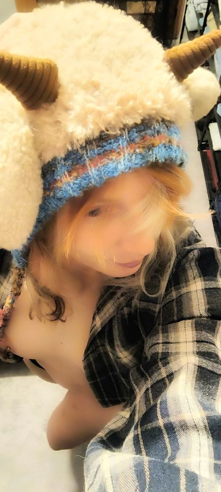 Lady Peri chemise a carreaux ouverte, bonnet fluffy