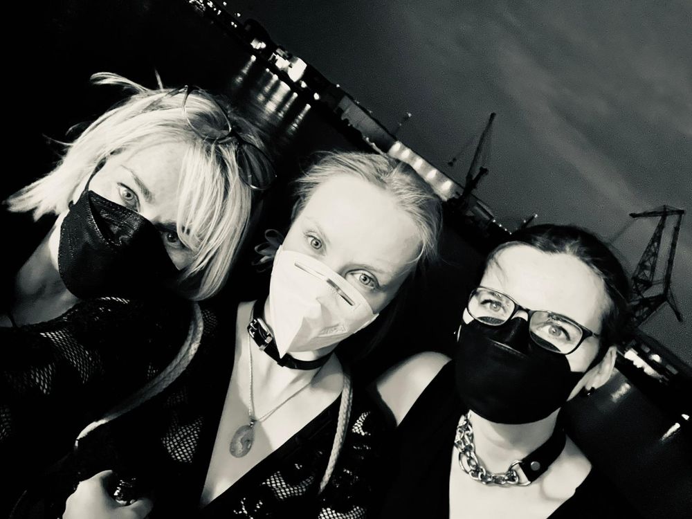 3 Frauen in schwarz mit Maske am Hafen