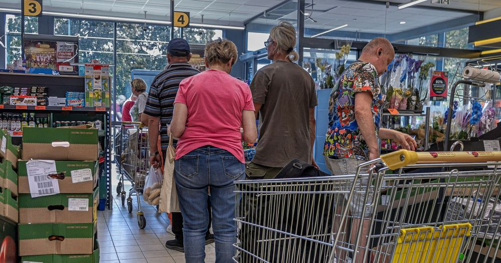 Płace gnają, konsumpcja rozczarowuje. Gdzie są pieniądze Polaków?