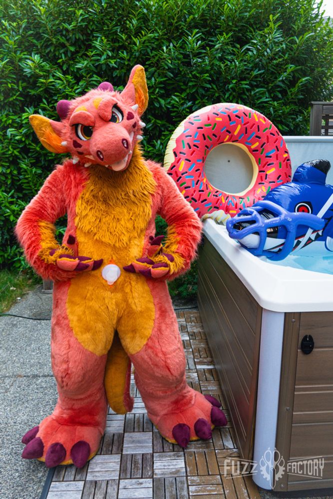 Draz featuring the new pooltoy nozzle on his belly that he’s pointing at 