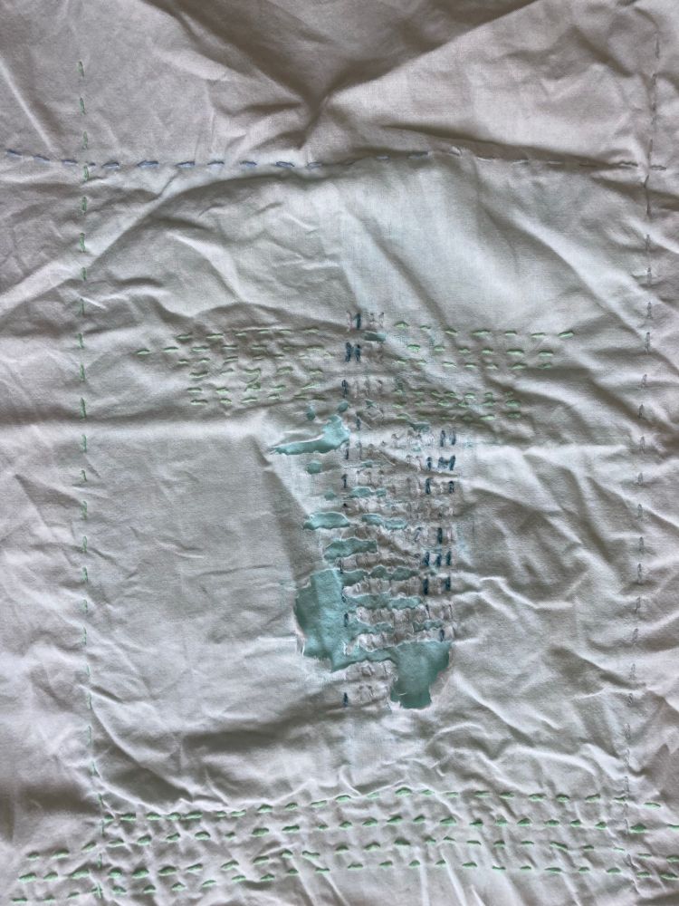 🇮🇹Rammendo su una federa dopo tre anni d’uso. 
🇺🇸 What a mending looks like on a pillowcase after three years of use.