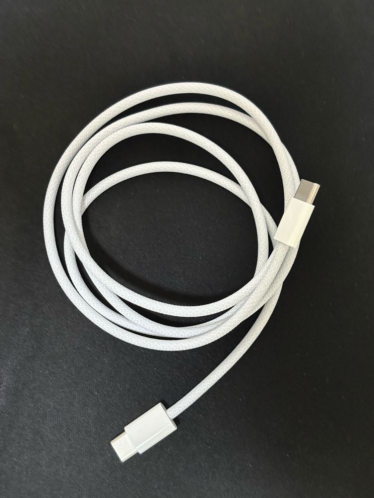 iPhone付属のケーブル
ファブリックが蛇皮っぽい。