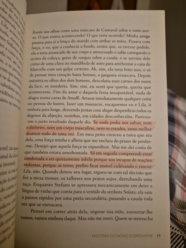Uma página do livro História do Novo Sobrenome, de Elena Ferrante, com frases grifadas