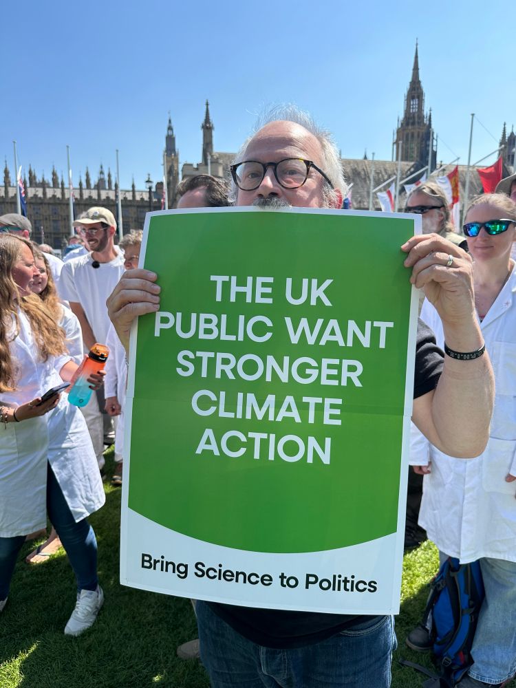 Holding placard 

THE UK PUBLIC WANT STRONGER CLIMATE ACTION
Bring Science to Politics