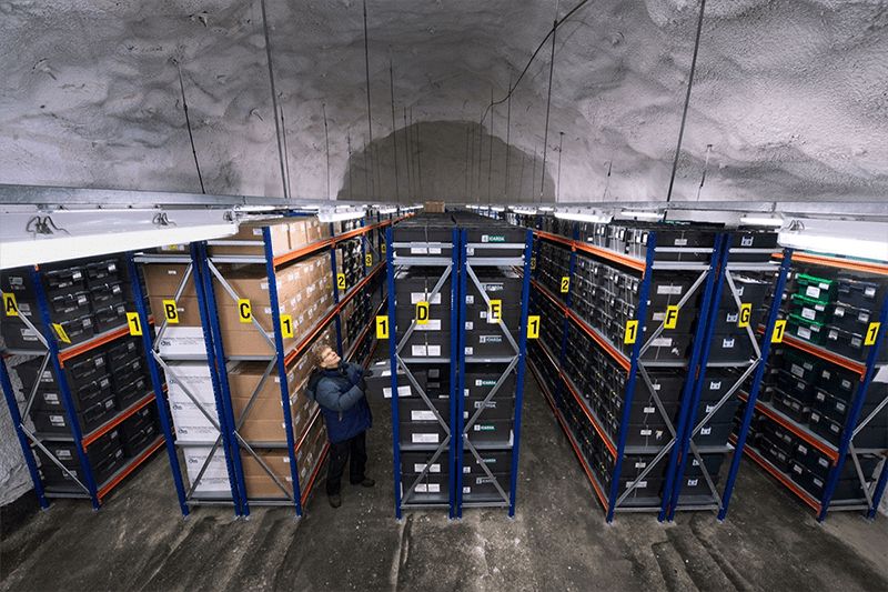 Le Svalbard Global Seed Vault de l’intérieur, des rangées de conteneurs de graines de tous les pays. 