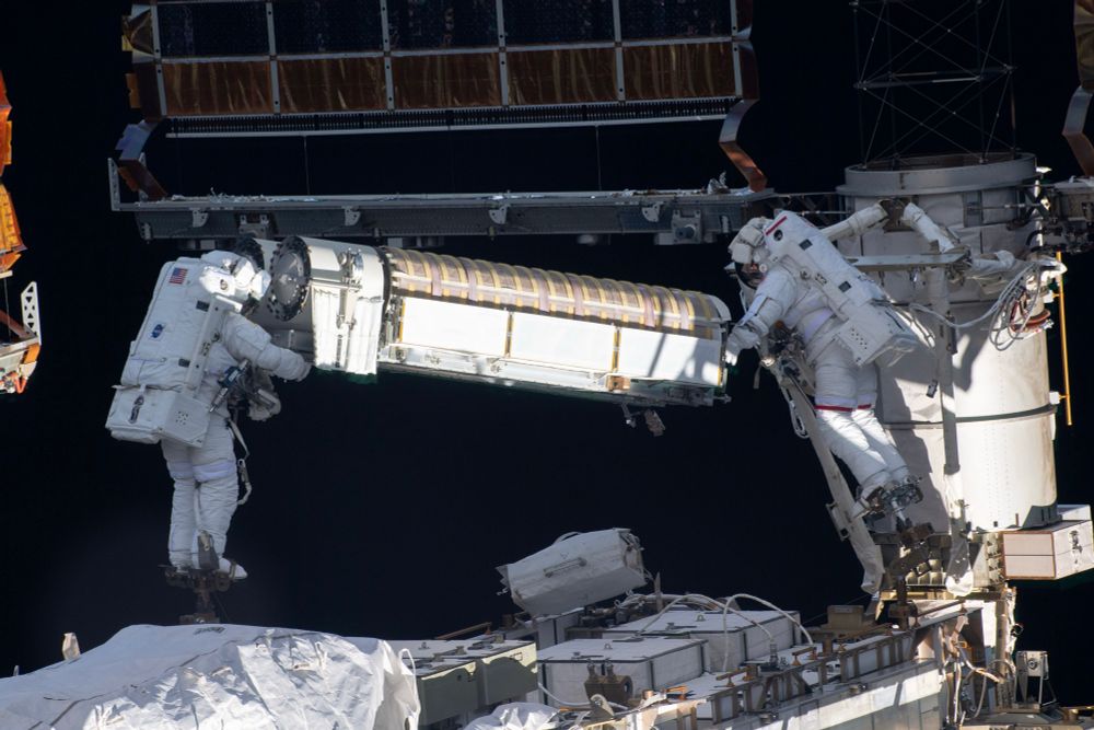 En pleine sortie extravéhiculaire avec Shane Kimbrough on se passe les panneaux solaires de la station spatiale.